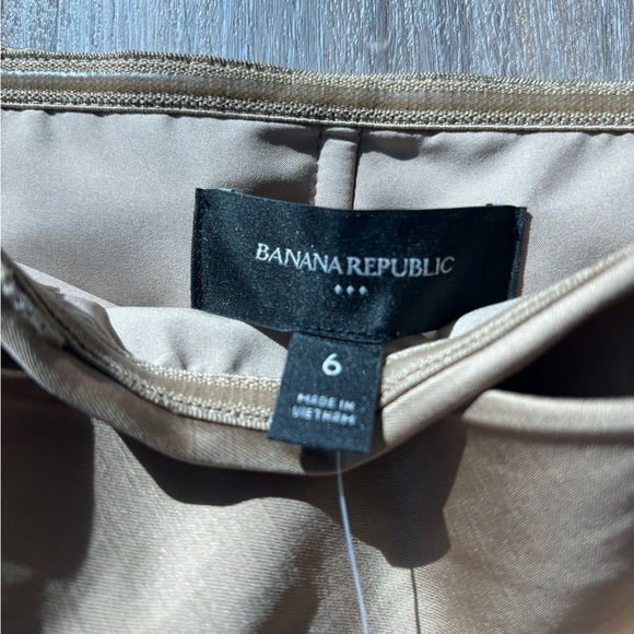 NWT. Size 6. Banana Republic Tan Satin Cropped Top. Straps included. - Picture 8 of 8